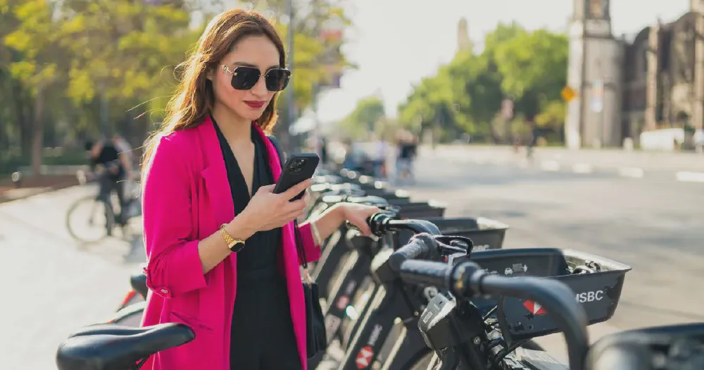 Novias virtuales y compañía emocional: el modelo digital que puede generar hasta $5.000 al mes